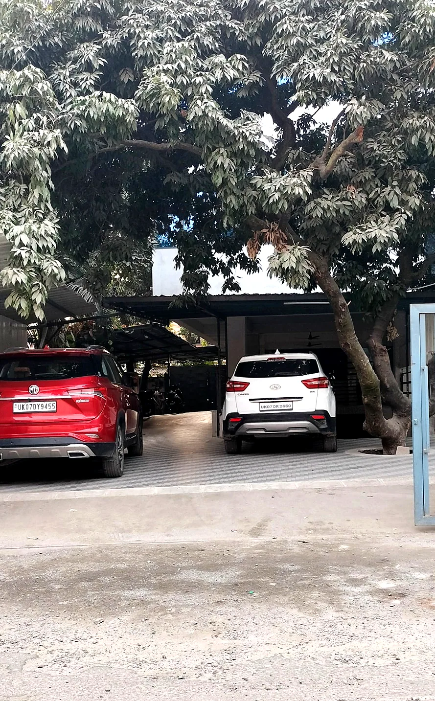 Free Car Parking — original clinic photograph, improved framing